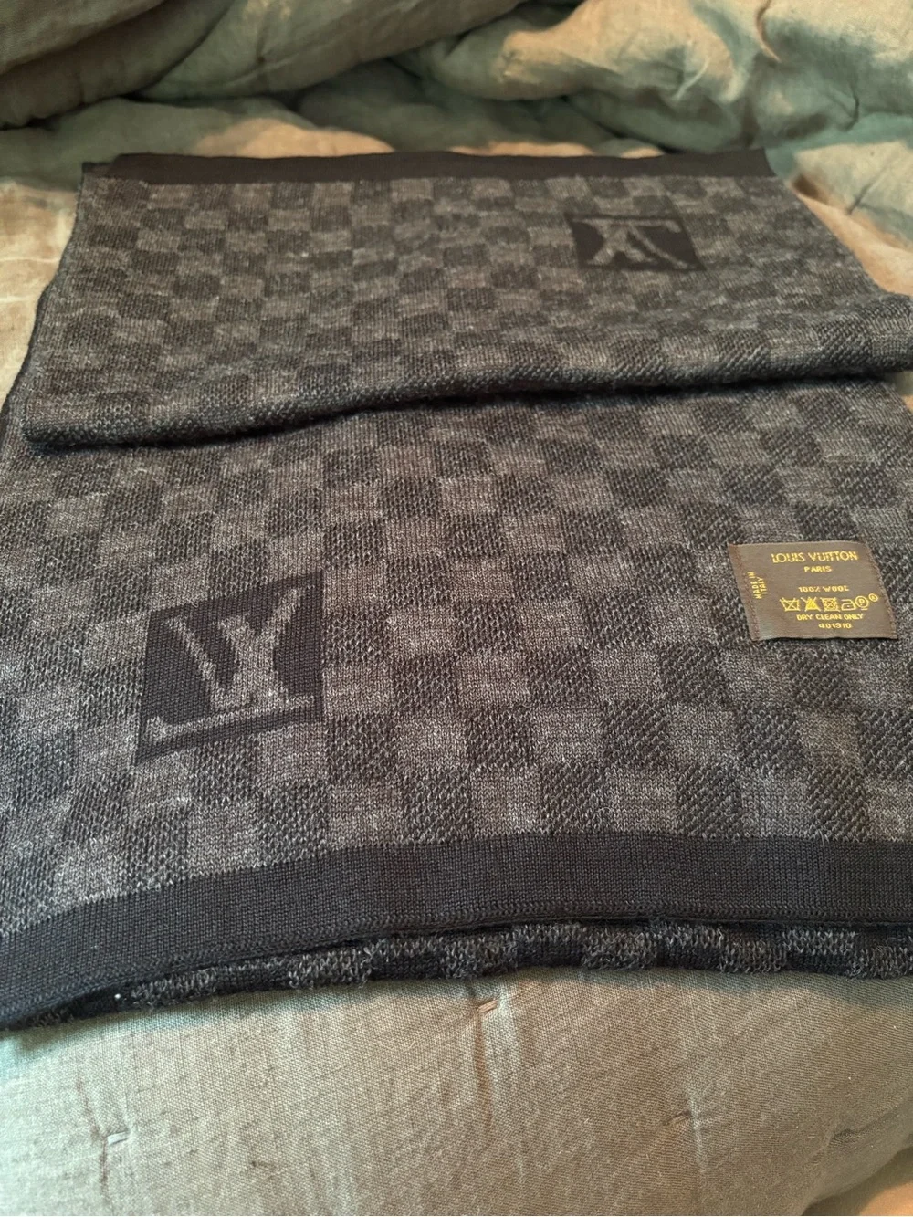 Authentic Louis Vuitton Petit Damier Wool Scarf (Graphite)